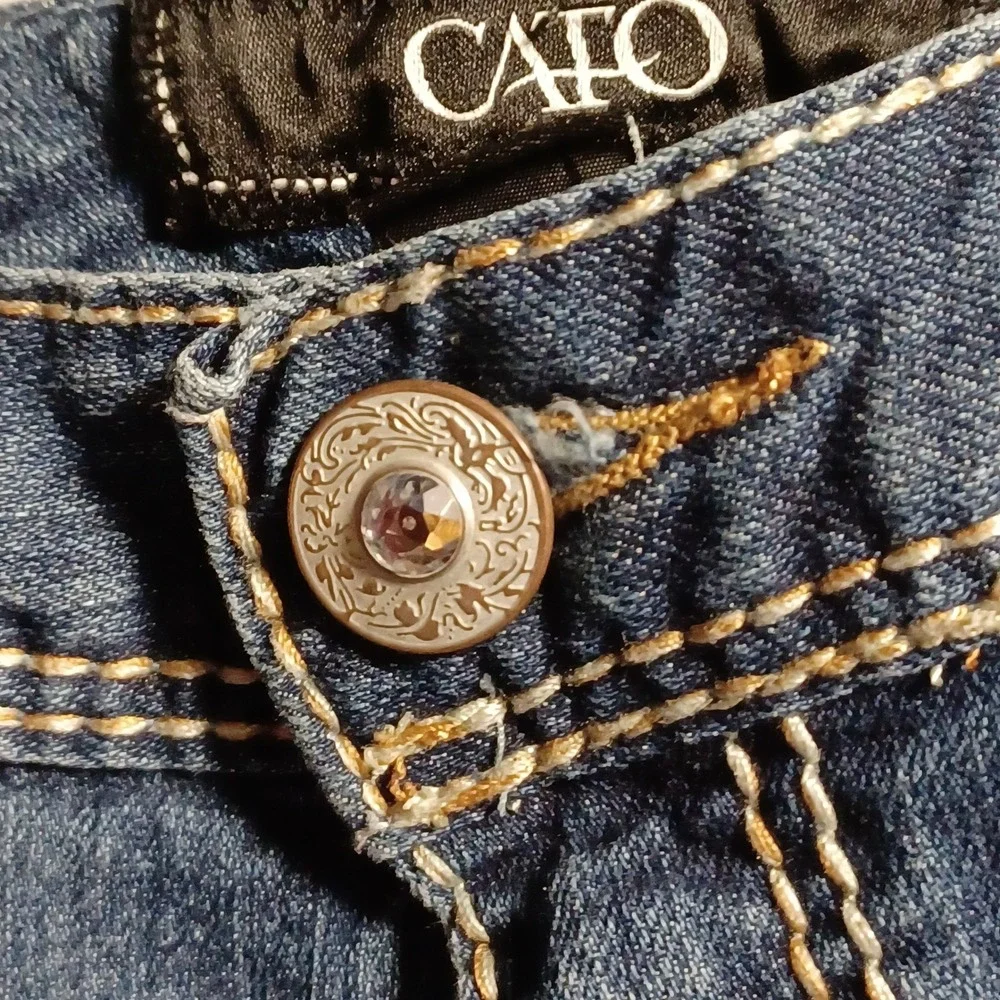 Cato Contemporary Women Size 8 Capri Jeans Medium Wash Embroidered Stretch Denim